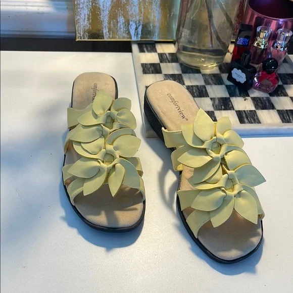 Butter Yellow Leather Sandals with Floral Design - Picture 5 of 16